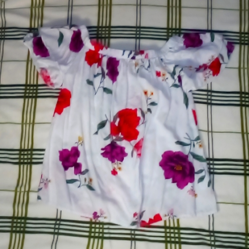 Medium Old navy Flower shirt